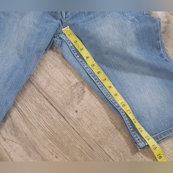 #1583 American Eagle Blue Denim Distressed Shorts/ Capris Sz. 8 - Picture 5 of 6